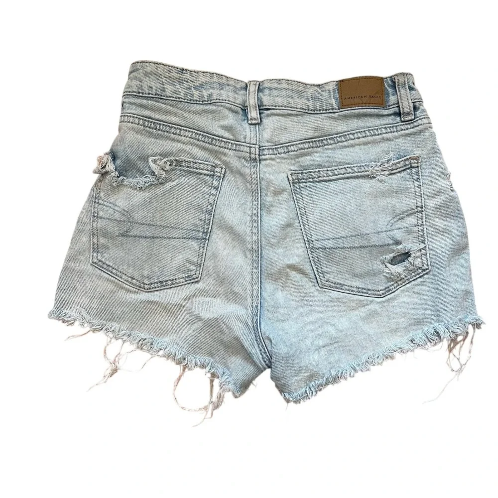 American Eagle Strigid Mom Shorts Light Wash Distressed Denim Size 2‎ High Rise